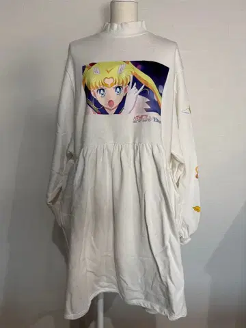 푸뉴즈! 세일러문 프린트 플레어 맨투맨 튜닉!