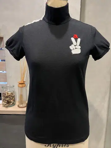 아르치비오 피스 사인 자수 모크넥 셔츠