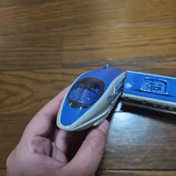 신칸센 프라레일 차량 파랑과 화이트