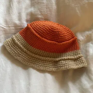 오렌지와 베이지 버킷햇