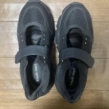 Knuth Mart 블랙 스니커즈 벨크로