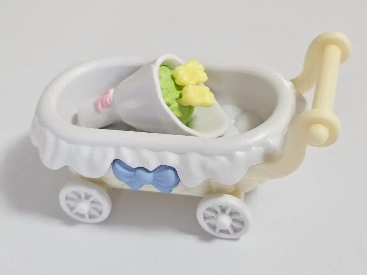 Sylvanian Families Flora Rabbit Family 5735 Stroller Bouquet Lop Ear