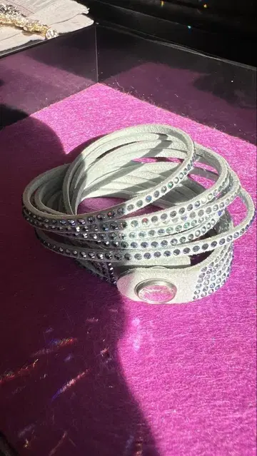 Swarovski 라이트 그레이 스웨이드 팔찌