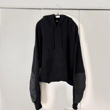 HARE 인조 가죽 패치 후드 맨투맨
