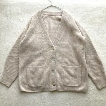 새상품급 로페 라쿤 V넥 가디건 베이지 쉘 버튼