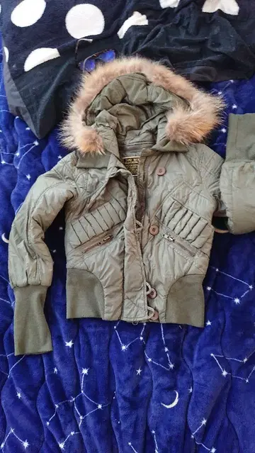TYPE MOUSSY 올리브 그린 다운 자켓