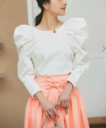 seventen 세븐틴 포인트 숄더 탑 화이트 블라우스