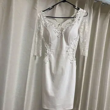 화이트 레이스 자수 타이트 드레스