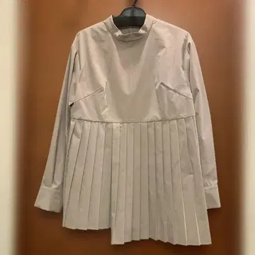 베이지 플리츠 하이넥 셔츠