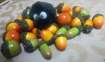 컬러풀 도토리 장식과 캐릭터 인형뽑기 경품