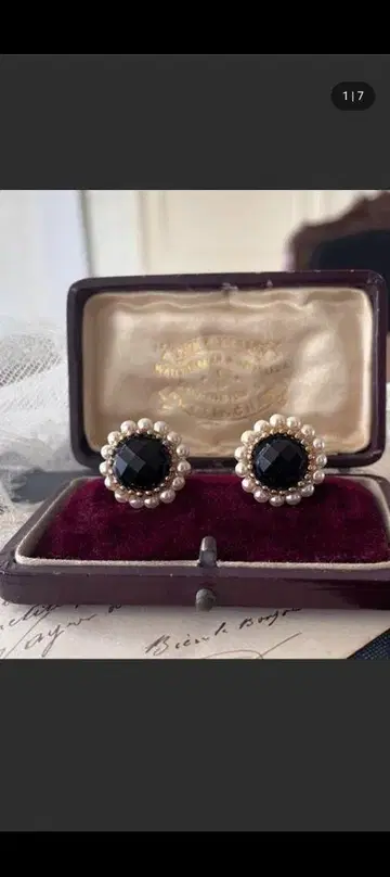 펄 장식의 블랙 라운드 귀걸이