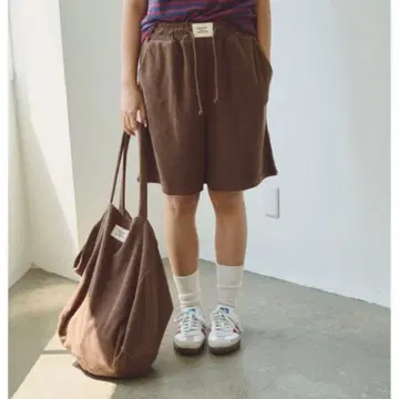 common gull products. 여름의 곁에 있는 백