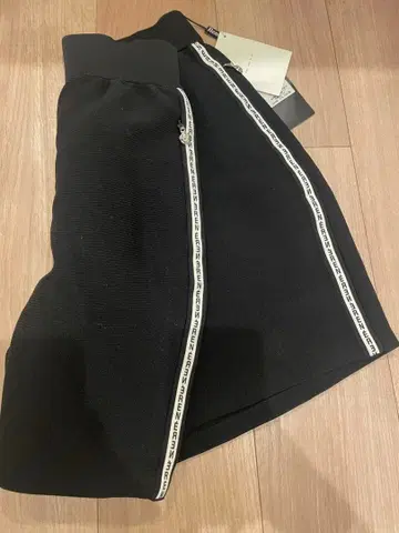 르네 Rene 새상품 까멜리아 하프 팬츠 블랙