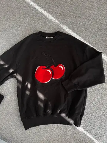 KIRSH 블랙 체리 자수 맨투맨 보들보들 소재 사이즈 1