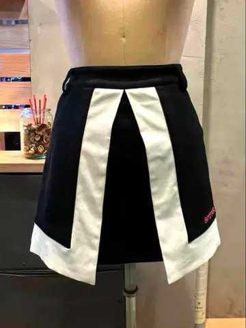 아르치비오 스커트 블랙 화이트 로고 메탈 장식