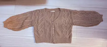 마제스틱 레곤 비쥬가 달린 케이블 짜임 가디건