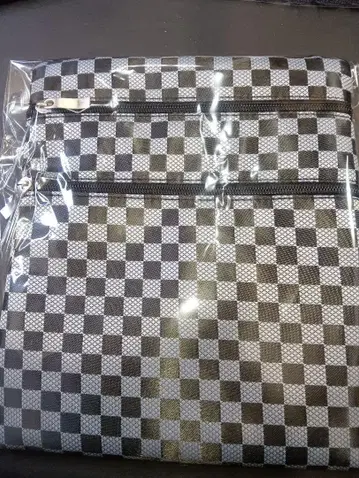 체크 무늬 숄더백