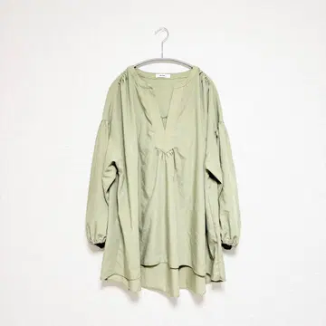 니코앤드 노카라 스키퍼 블라우스 카키 미들 기장 내추럴 심플