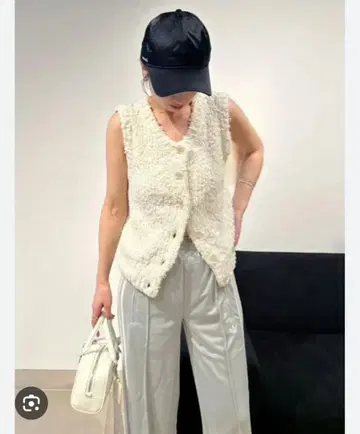 새상품급 *emmi* 에미 *2way* 프린지 니트 베스트 화이트