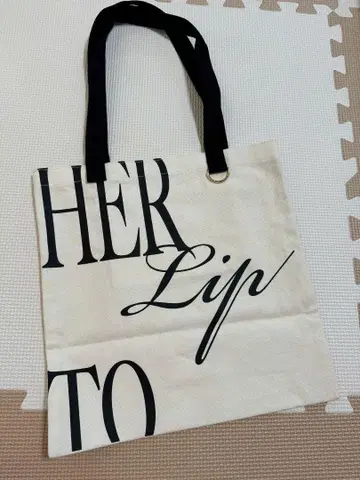 새상품 Herlipto HLT Flat Logo Tote monotone
