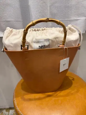 ajew TAN leather basket (M) 베이지