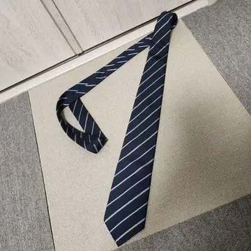 네이비 스트라이프 실크 넥타이