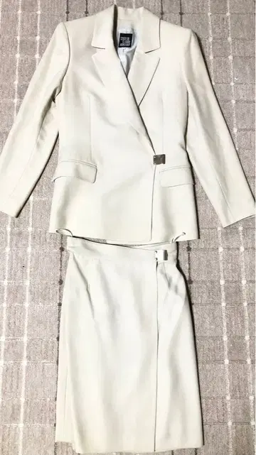 클로드 몬타나 라이트 베이지 셋업 수트