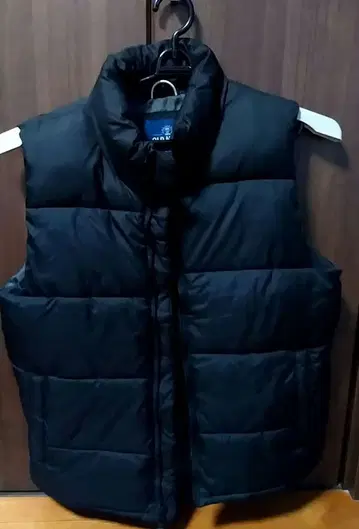 블랙 다운 베스트 폴리에스테르 소재