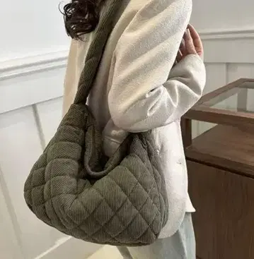 올리브 그린 코듀로이 퀼팅 숄더백