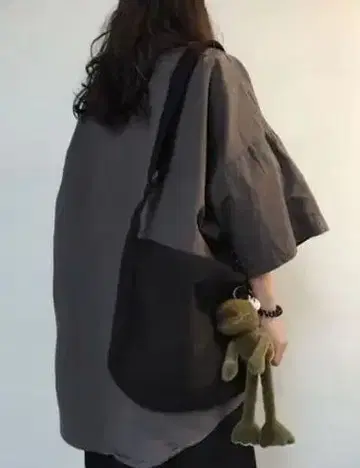 그레이 숄더백 봉제 인형 포함