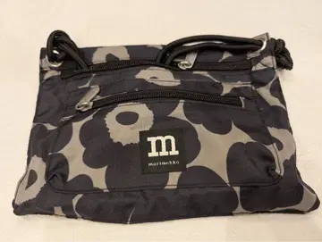[처리]marimekko 그레이와 블랙의 꽃무늬 숄더백