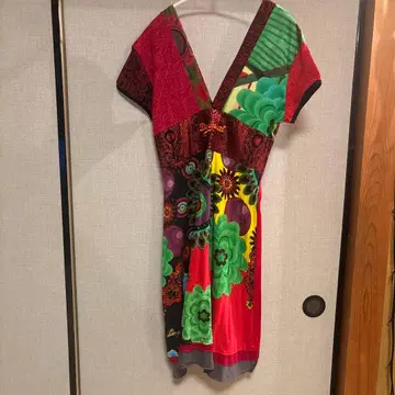 [ Desigual ] 컬러풀 V넥 무릎 기장 원피스