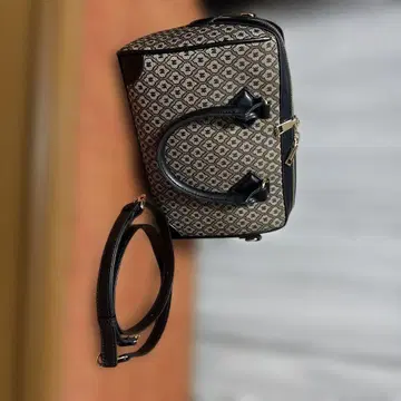 MOUSSY 보스턴 베이지와 블랙