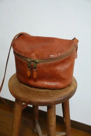 IL BISONTE 가죽 숄더백 카멜 브라운