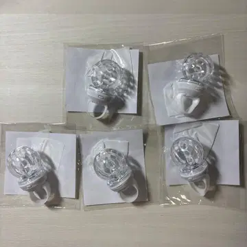 성인 남성 3인조 가수 주얼 링 라이트