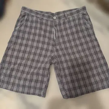 그레이 계열 체크 무늬 숏팬츠
