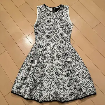 [ 시모나 코르셀리니 ] 꽃무늬 자수 원피스 38