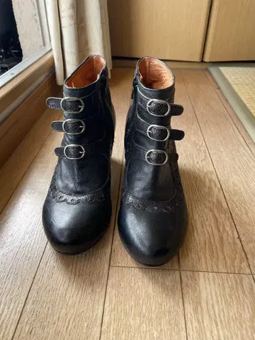 블랙 레이스 디자인 부츠