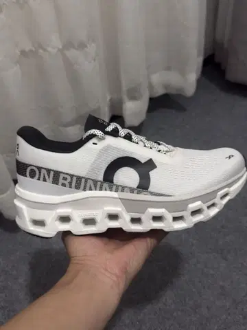 On 클라우드몬스터 러닝화 화이트