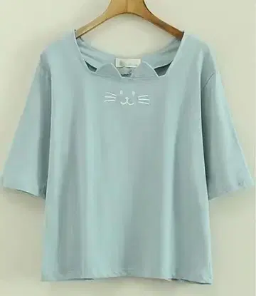 스카이블루 고양이 자수 반팔 티셔츠
