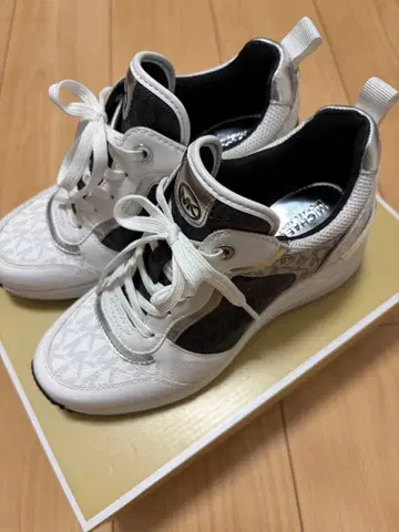 MICHAEL KORS CRISTA TRAINER 22.5cm