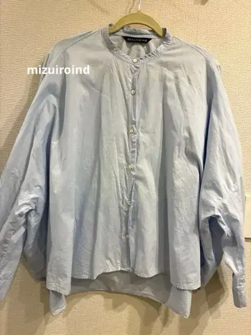 mizuiroind 라이트 블루 백 개더 와이드 셔츠