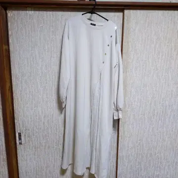 화이트 비대칭 긴팔 원피스