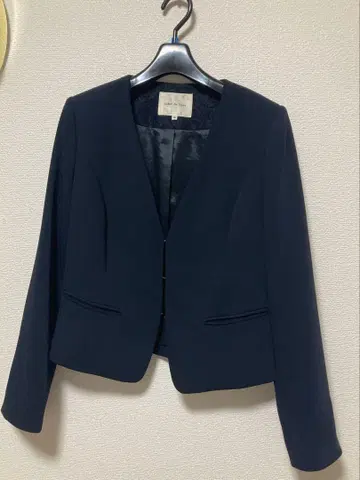 데뷔 피오레 레스 빠세 네이비 노카라 자켓 핏