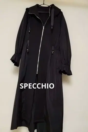 스페치오 이소재 후드 부착 블랙 롱 코트