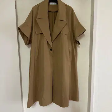 LUCA AVIE 베이지 계열 반팔 코트