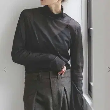 [새상품급] NOBLE 시어 스키니 하이넥 TOPS 블랙