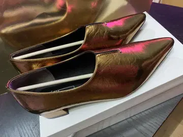 메탈릭 골드 스틸레토 슬릿 플랫 펌프스