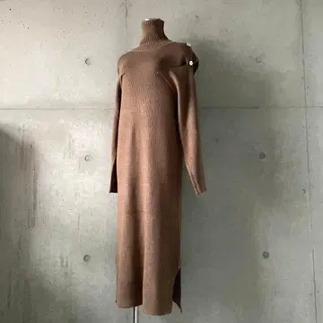 택 포함 새상품 2way 오픈 숄더 터틀넥 니트 원피스 브라운