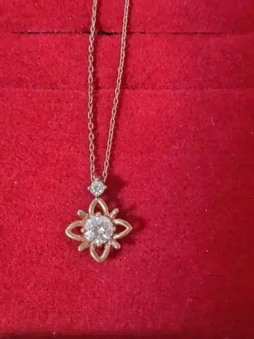 Canal 4C 꽃 모티브 목걸이